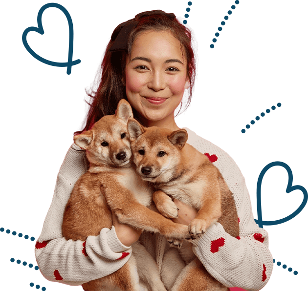 Tutora feliz com seus pets na Casa do Pet